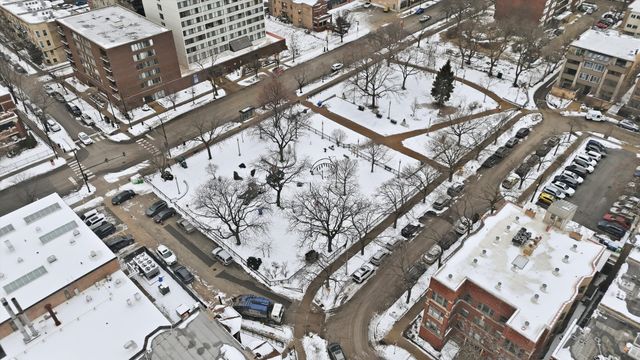 939 W Ainslie Street 2E, Chicago, IL 60640