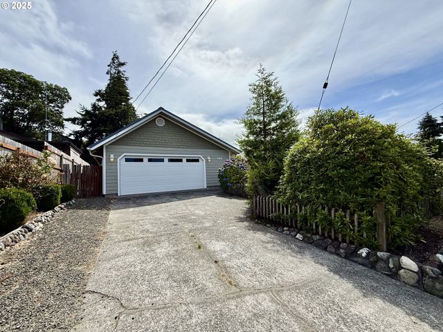 460 2ND Ave, Coos Bay, OR 97420