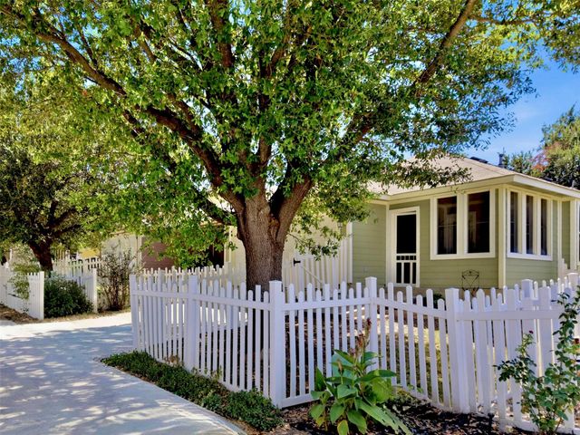 945 King Cotton LN, Round Rock, TX 78664