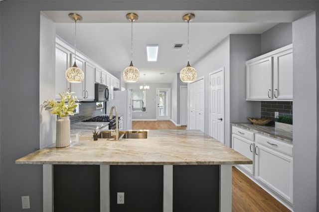 945 King Cotton LN, Round Rock, TX 78664
