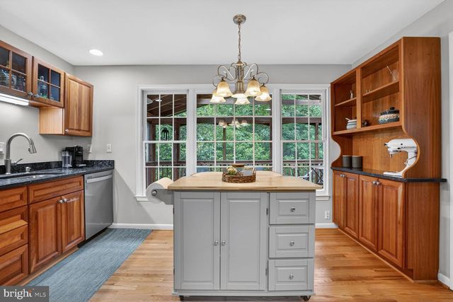 5024 PORTSMOUTH RD, Fairfax, VA 22032