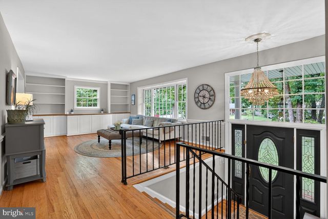 5024 PORTSMOUTH RD, Fairfax, VA 22032