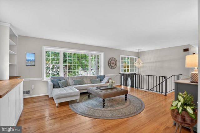 5024 PORTSMOUTH RD, Fairfax, VA 22032