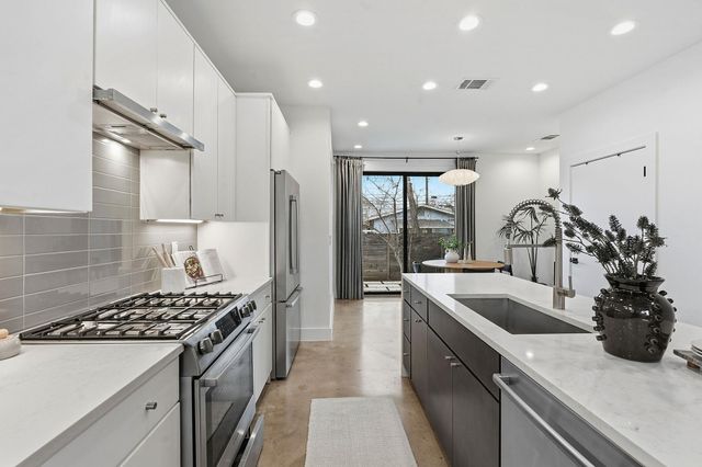 2411 Santa Rosa ST A, Austin, TX 78702