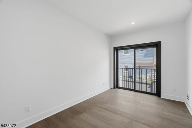 9 Minerva St 1, Jersey City, NJ 07304