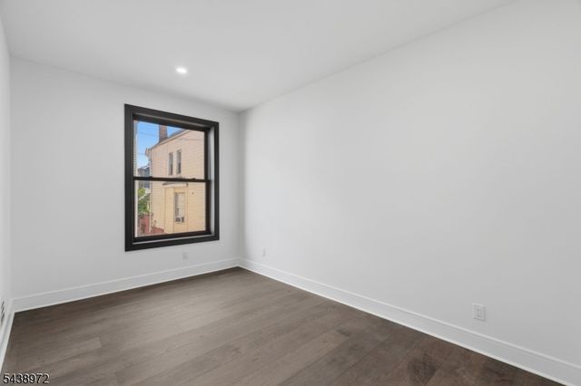 9 Minerva St 1, Jersey City, NJ 07304