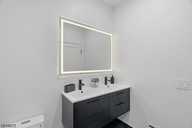 9 Minerva St 1, Jersey City, NJ 07304