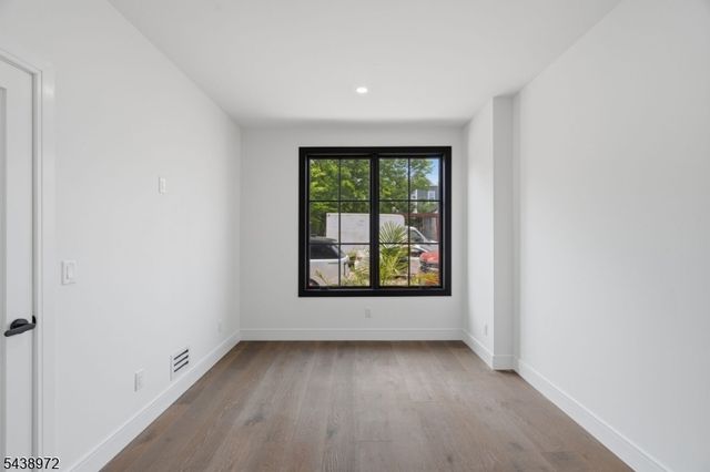 9 Minerva St 1, Jersey City, NJ 07304