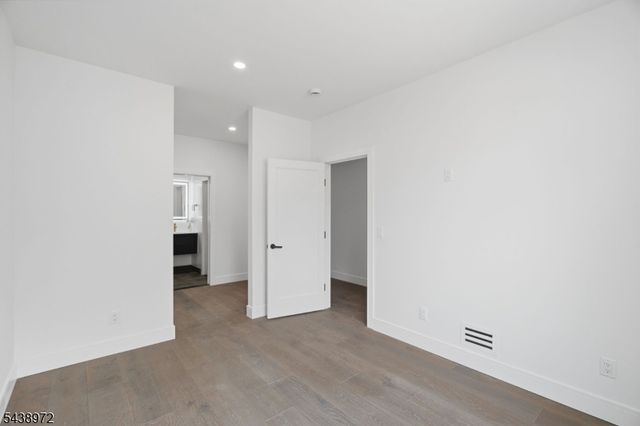 9 Minerva St 1, Jersey City, NJ 07304