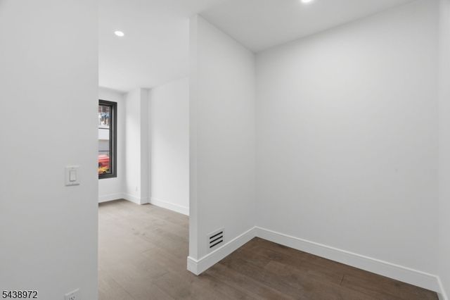 9 Minerva St 1, Jersey City, NJ 07304
