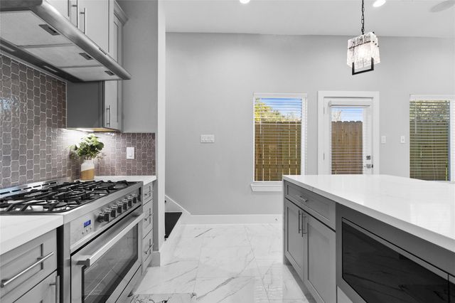 825 Paul Quinn Street E, Houston, TX 77091