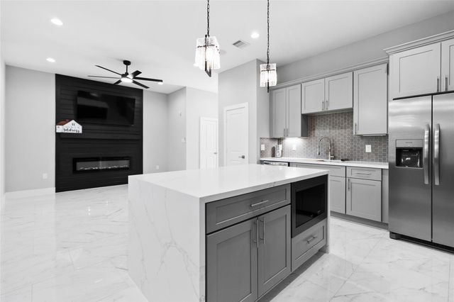 825 Paul Quinn Street E, Houston, TX 77091