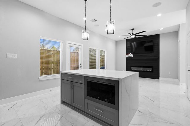 825 Paul Quinn Street E, Houston, TX 77091