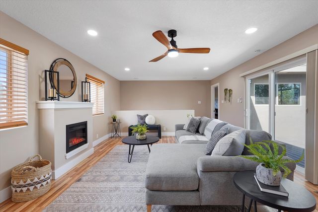 2615 Vista Larga Avenue NE, Albuquerque, NM 87106