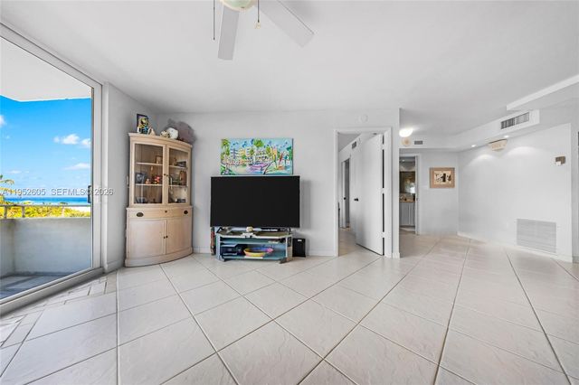 465 Ocean Dr 419, Miami Beach, FL 33139