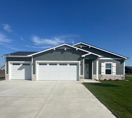 1602 N Topaz Ln, Mulvane, KS 67110