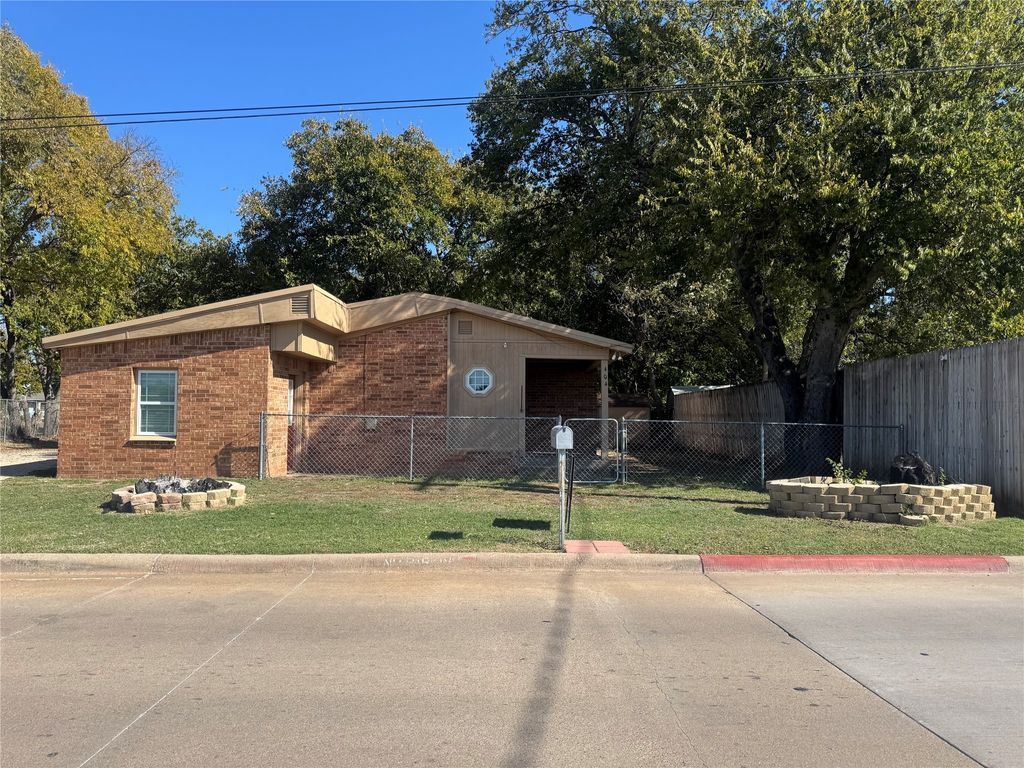 404 N Hannaford Street, Granbury, TX 76048