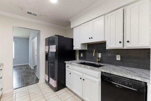 719 Matthews Court, Arlington, TX 76012