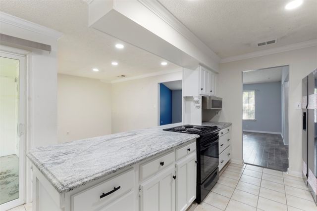 719 Matthews Court, Arlington, TX 76012