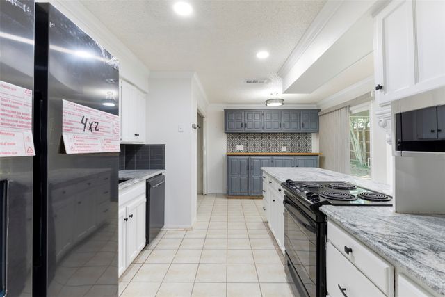 719 Matthews Court, Arlington, TX 76012