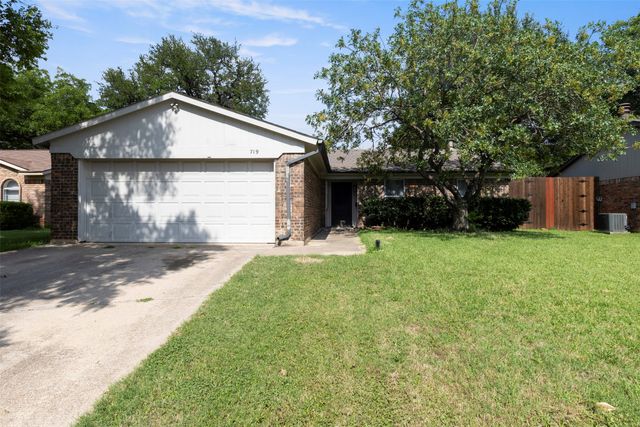 719 Matthews Court, Arlington, TX 76012
