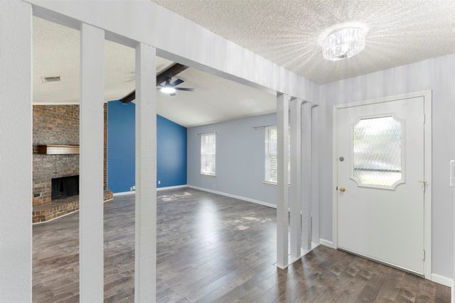 719 Matthews Court, Arlington, TX 76012