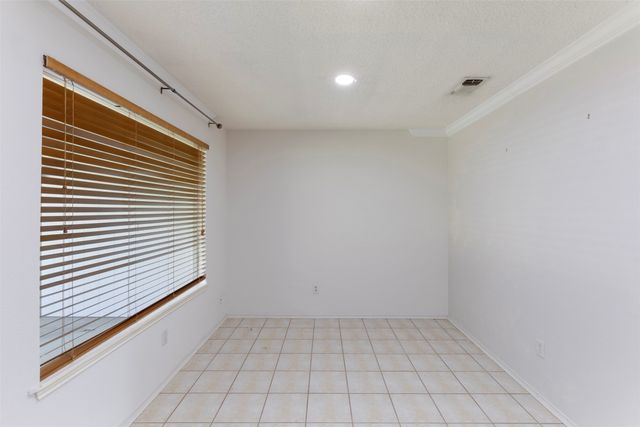 719 Matthews Court, Arlington, TX 76012