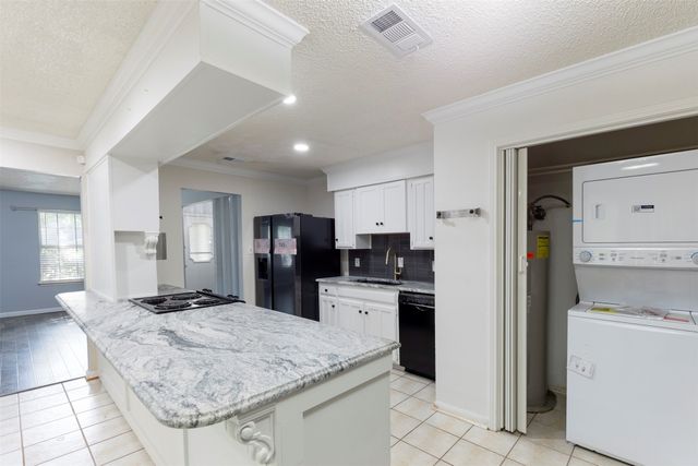 719 Matthews Court, Arlington, TX 76012