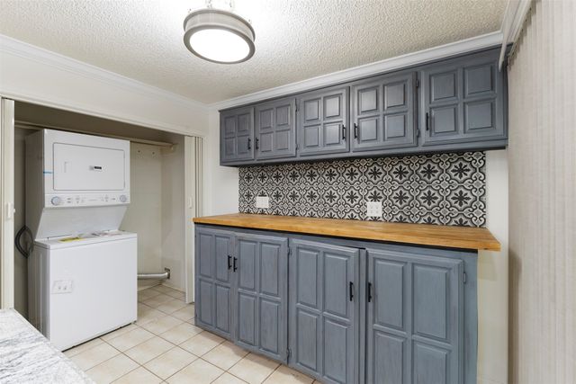 719 Matthews Court, Arlington, TX 76012
