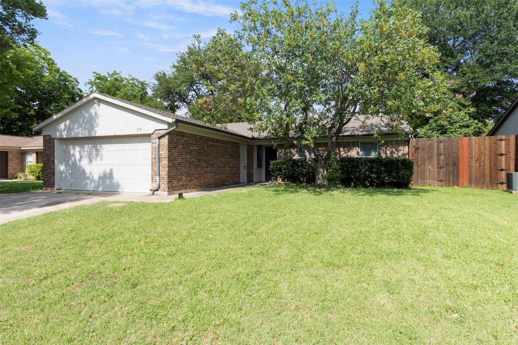 719 Matthews Court, Arlington, TX 76012