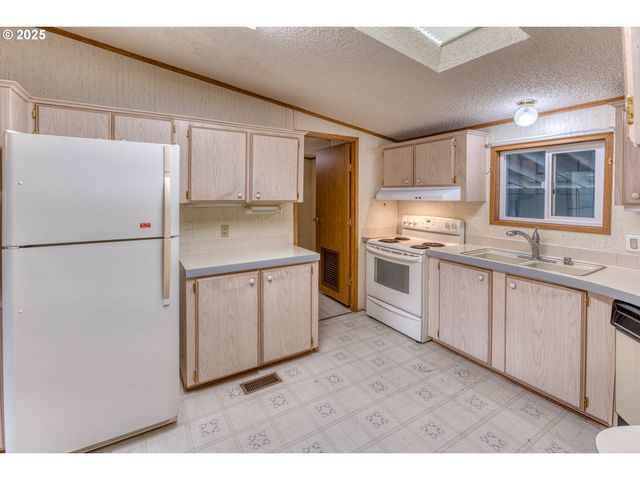 301 E COLUMBIA Dr 61, Newberg, OR 97132