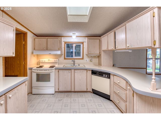 301 E COLUMBIA Dr 61, Newberg, OR 97132