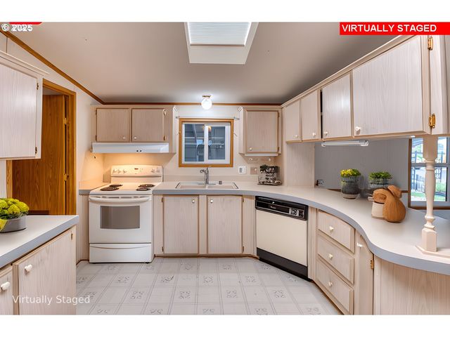 301 E COLUMBIA Dr 61, Newberg, OR 97132