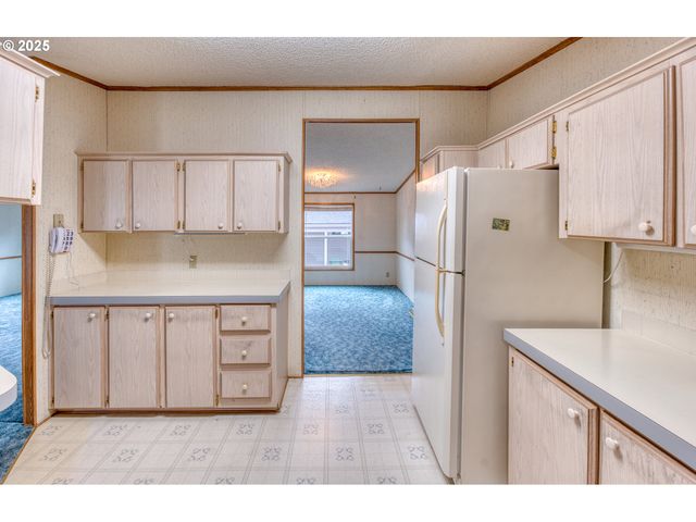 301 E COLUMBIA Dr 61, Newberg, OR 97132