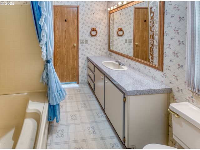 301 E COLUMBIA Dr 61, Newberg, OR 97132