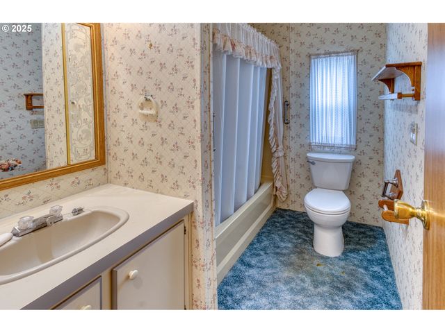 301 E COLUMBIA Dr 61, Newberg, OR 97132