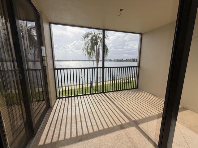112 LAKE EMERALD Drive 203, Oakland Park, FL 33309