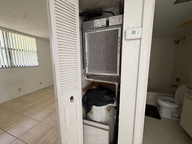 112 LAKE EMERALD Drive 203, Oakland Park, FL 33309