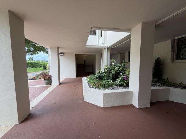 112 LAKE EMERALD Drive 203, Oakland Park, FL 33309