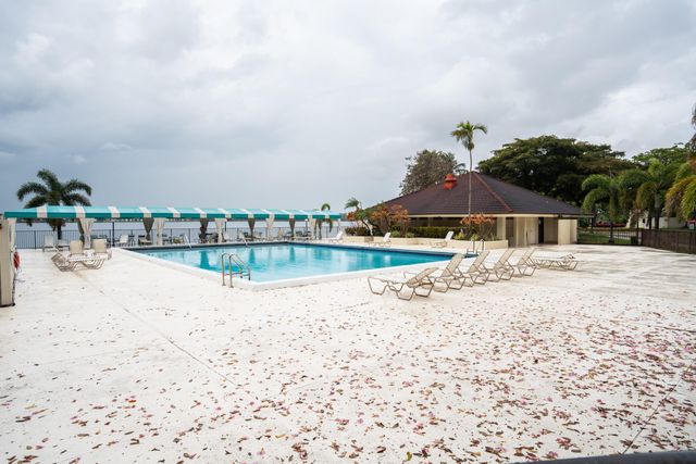 112 LAKE EMERALD Drive 203, Oakland Park, FL 33309