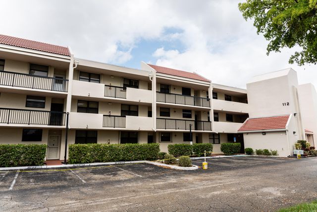 112 LAKE EMERALD Drive 203, Oakland Park, FL 33309