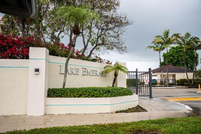 112 LAKE EMERALD Drive 203, Oakland Park, FL 33309
