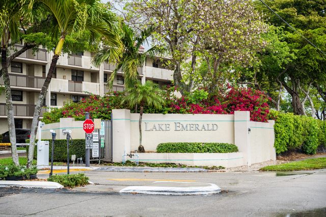 112 LAKE EMERALD Drive 203, Oakland Park, FL 33309