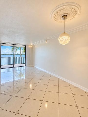 112 LAKE EMERALD Drive 203, Oakland Park, FL 33309