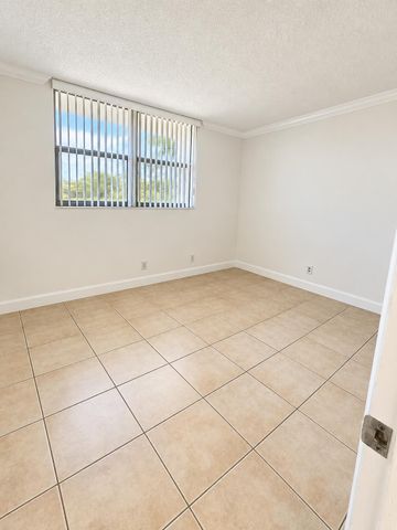 112 LAKE EMERALD Drive 203, Oakland Park, FL 33309