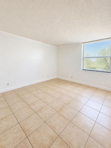 112 LAKE EMERALD Drive 203, Oakland Park, FL 33309