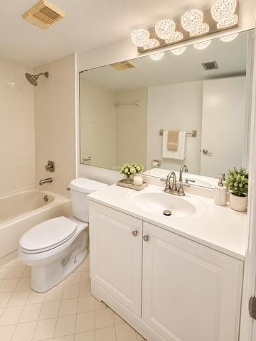 112 LAKE EMERALD Drive 203, Oakland Park, FL 33309