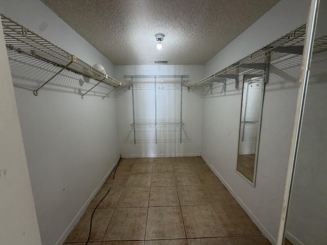 112 LAKE EMERALD Drive 203, Oakland Park, FL 33309