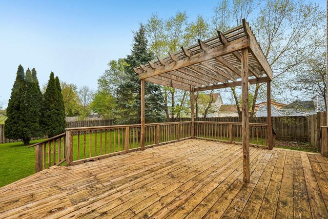 250 Meadow DRIVE, Genoa City, WI 53128