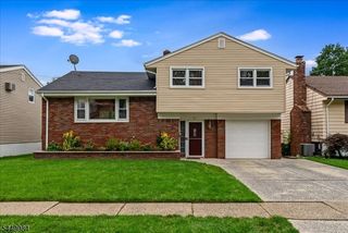 20 Moos Ln, Bergenfield Boro, NJ 07621